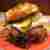 Domowe hamburgery z z czerwoną cebulą, serem pleśniowym, rukolą i sosem musztardowo-miodowym
