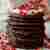 Wieża z puszystych czekoladowych pancakes - na śniadanie idealne