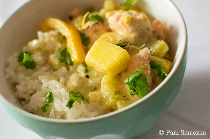 Kokosowe curry z łososiem, mango i kiwi