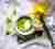 Gęsta kremowa zupa z zielonego groszku i awokado oraz grzanki z kozim serem