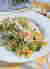 Farfalle z brokułami, cukinią w sosie z sera gorgonzola, posypane płatkami migdałów