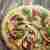 Wegańska pełnoziarnista pizza orkiszowa z fenkułem, burakiem i musem bazyliowym