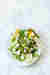 Sałatka z fasolką szparagową, kozim serem, edamame i orzechami pinii