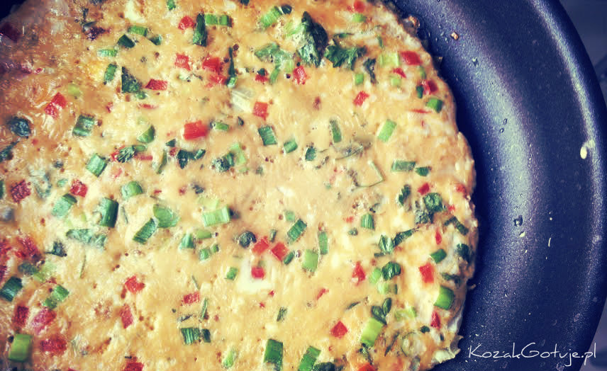 Przepis na omlet z papryką i ziołami