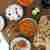 Dahl z czerwonej soczewicy, chlebki naan, ryż i indyjska surówka z marchewki
