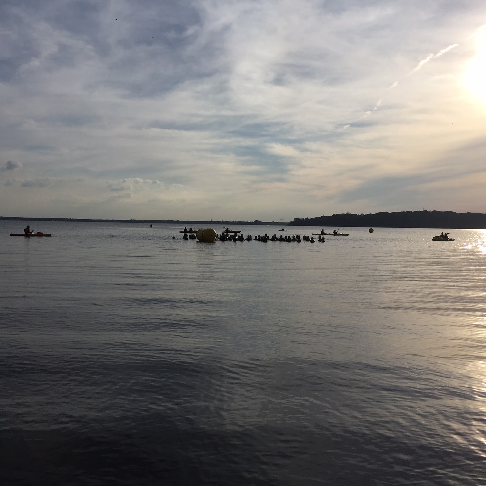 Triathloniści w Warszawie i trening w wodach otwartych