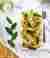 Makaron fettuccine ricce z zielonymi szparagami, szynką parmeńską i szałwią