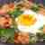 Jajko sadzone w amarantusie, kurkach i szpinaku