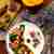 Jesienna sałatka na ciepło z dynią, jarmużem, figami, chorizo i migdałami
