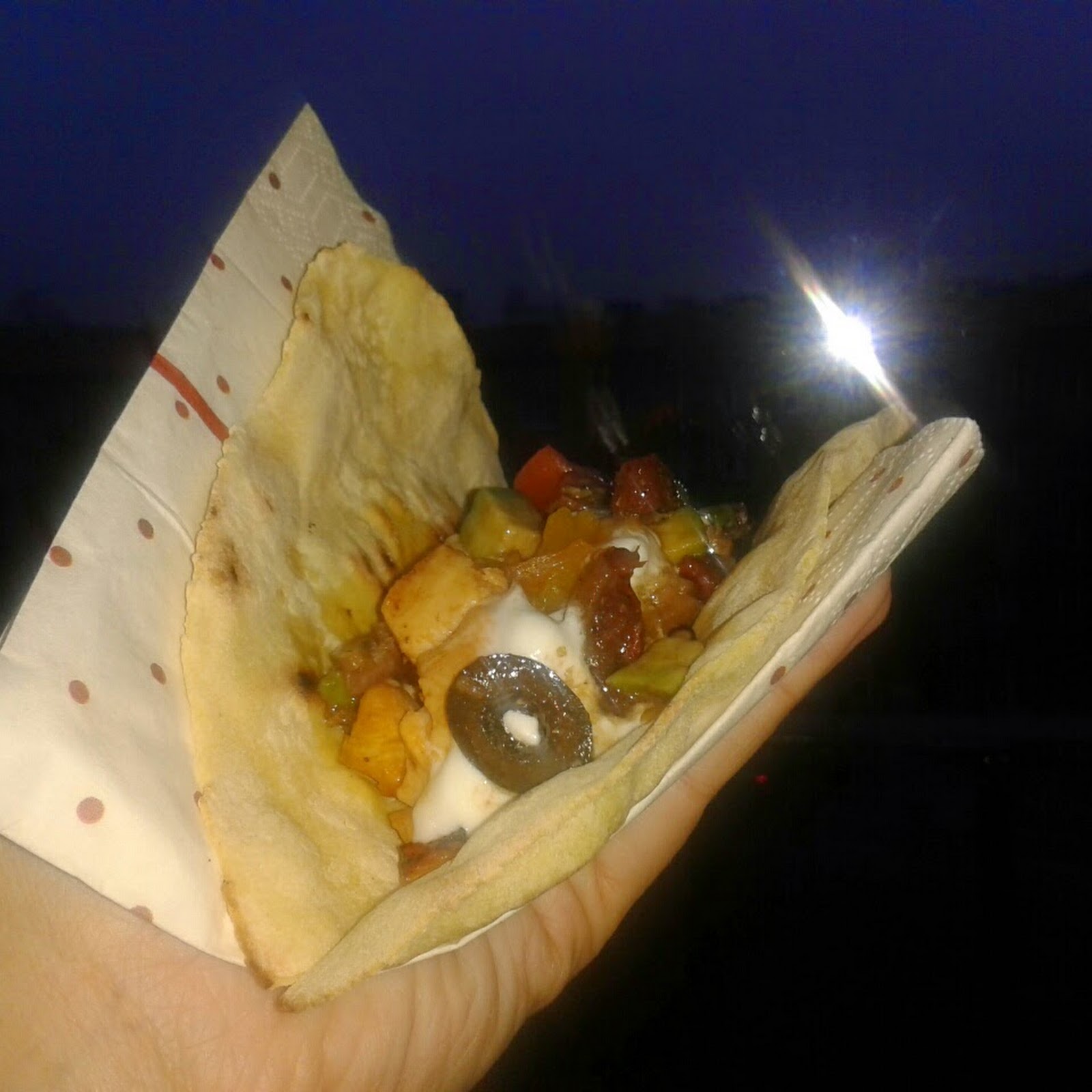 Tacos z kurczakiem, sałatką z awokado i mango chutney