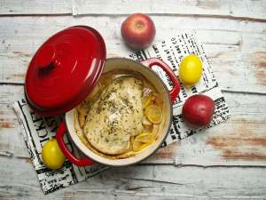 Pieczona pierś indyka z jabłkami i cytryną