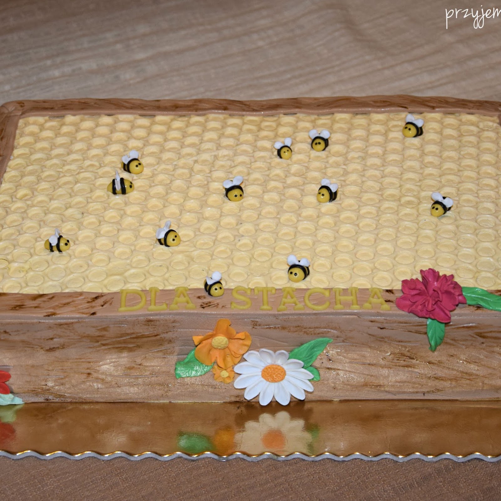Tort plaster miodu z pszczółkami