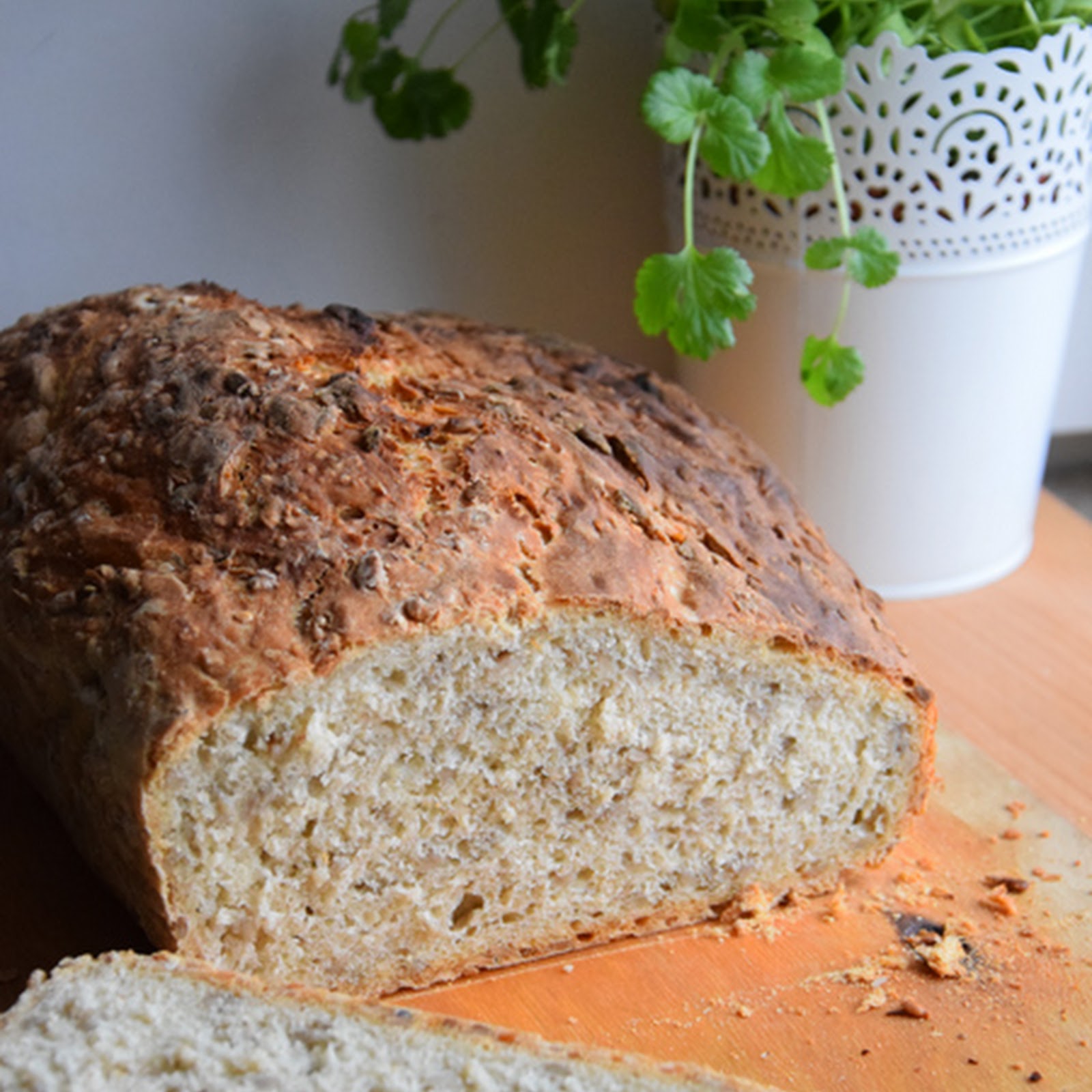 Chleb pszenny, drożdżowy pieczony w naczyniu żaroodpornym