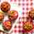 Czerwone muffinki z jabłkiem i kruszonką