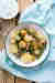 Pieczone młode ziemniaki, kalafior i szparagi z ogórkowym sosem