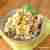 Sałatka makaronowa z ogórkiem, kukurydzą konserwową, prażonymi ziarnami słonecznika i sezamu. 