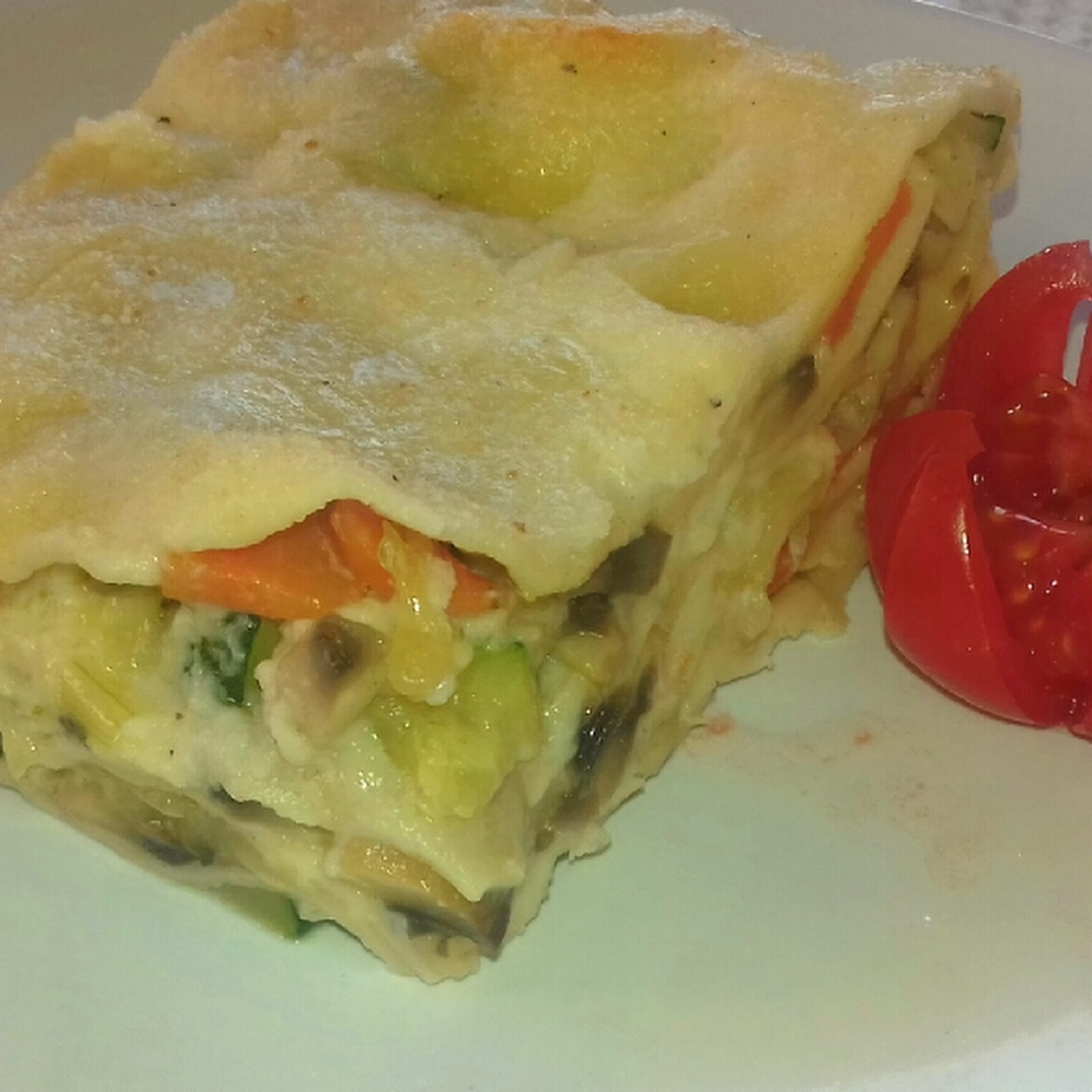 Biała lazania z warzywami i grzybami (Lasagne bianca con verdure e funghi)