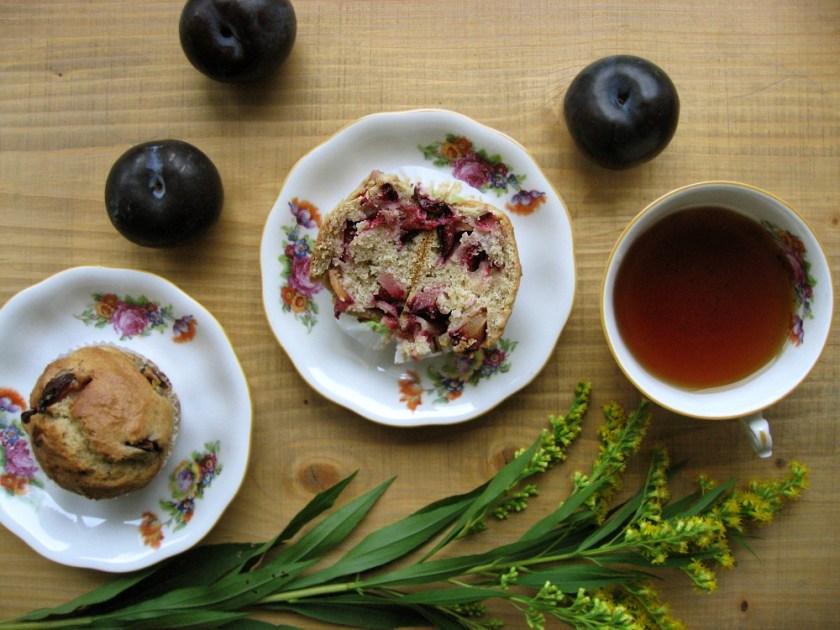 Orkiszowe muffiny ze śliwkami i kardamonem