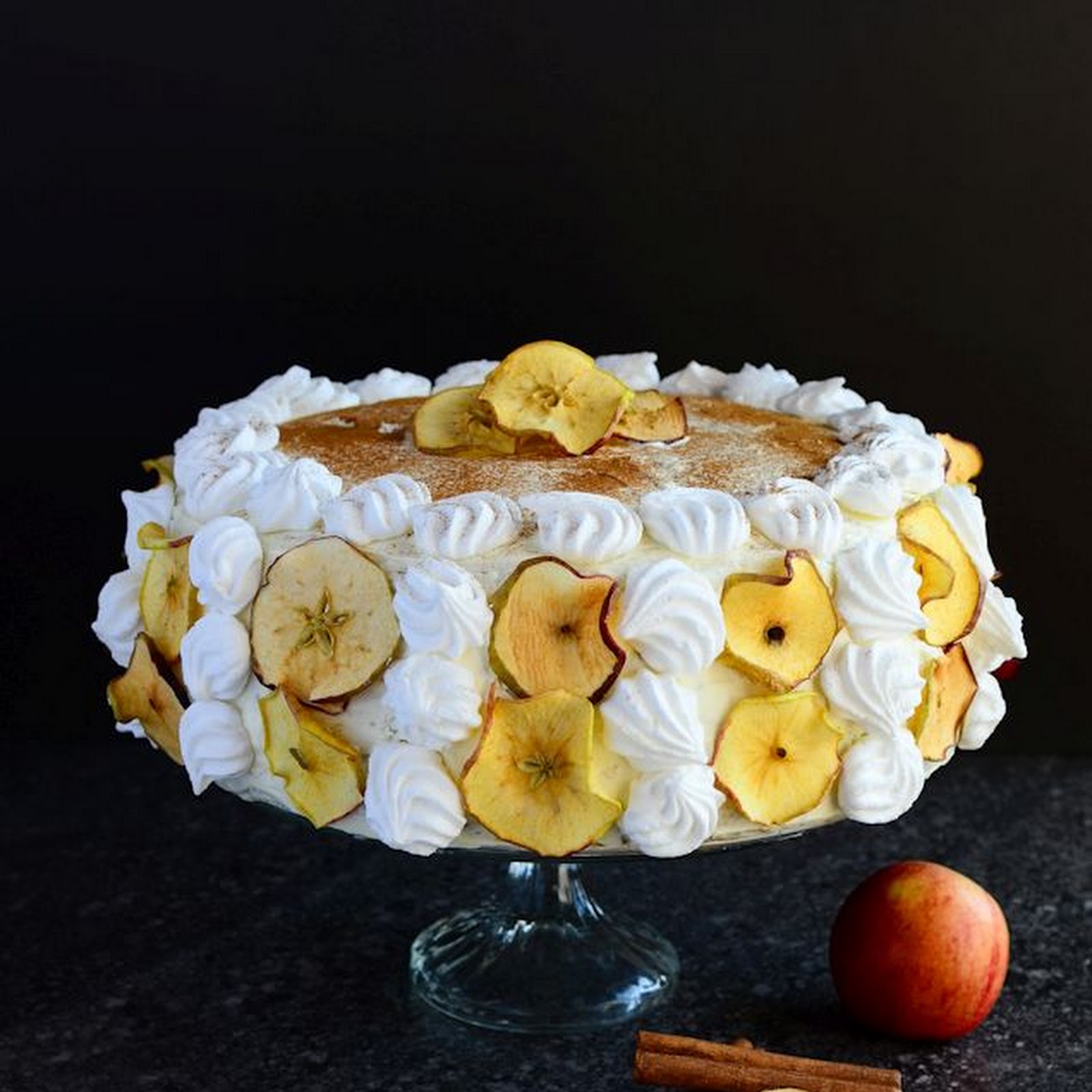 Cynamonowy tort jabłkowy z bezami 