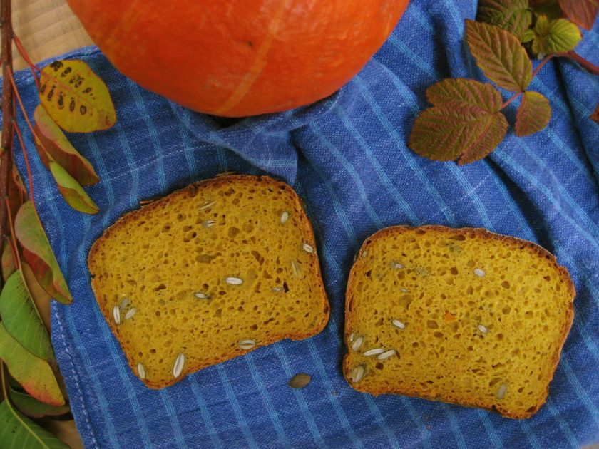 Chleb jesienny: żytni 100% z dyniowym puree i pestkami dyni