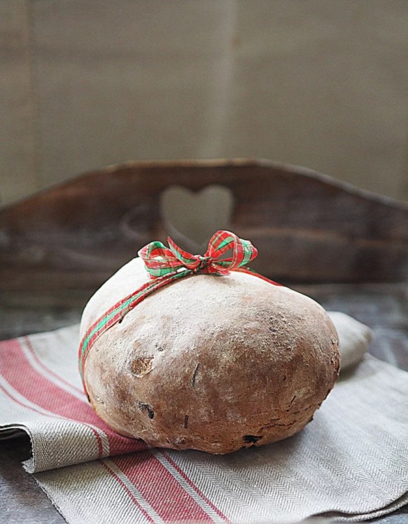 Vörtbröd. Szwedzki świąteczny chleb korzenny na piwie w grudniowej Piekarni