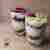 Deser jogurtowy z sezamem, nasionami chia i owocami w wersji standardowej i wege