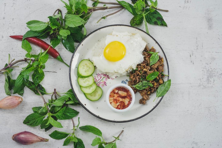 Pad Kra Pao, Holy basil stir fry, wołowina smażona z tajską bazylią