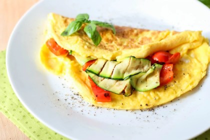 Puszysty omlet w wersji z grillowanymi warzywami