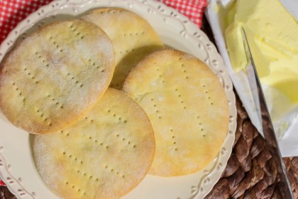 Proste drożdżowe chlebki – do pasty, dipu lub sałatki