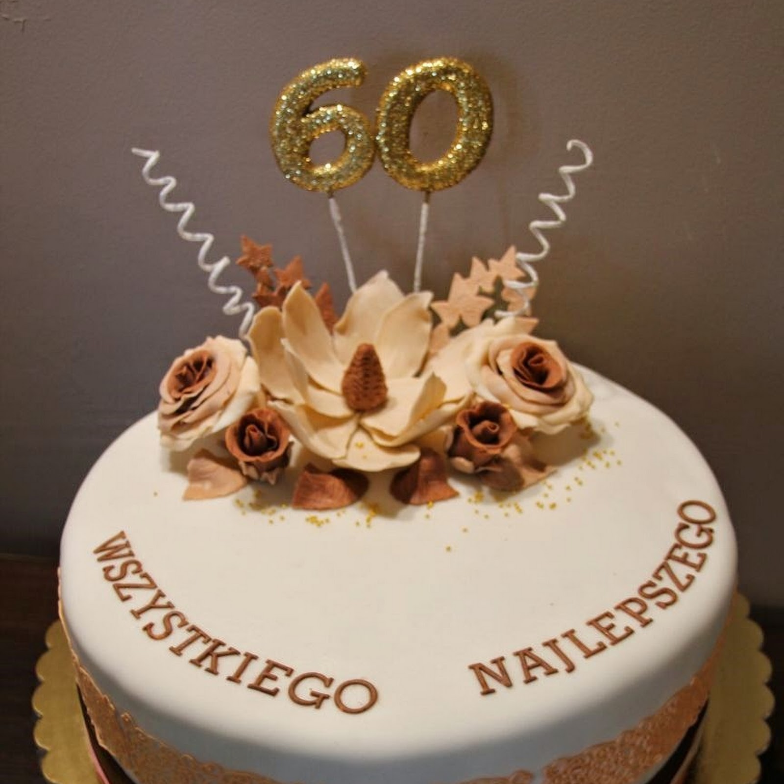 Tort na 60-te urodziny z kwiatami i koronkami