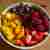 owsianka z mango, winogronami, malinami i truskawkami