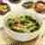 Zielony makaron soba z grzybami shiitake i brokułami