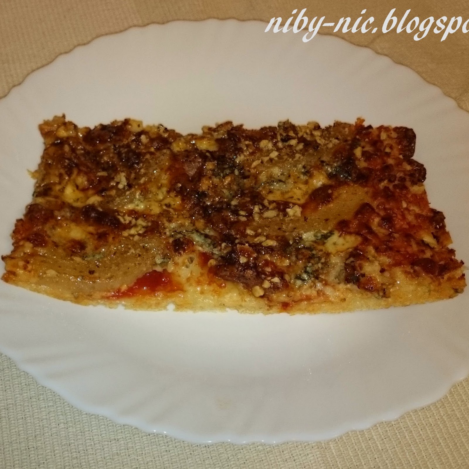 Pizza z marynowaną gruszką i serem pleśniowym