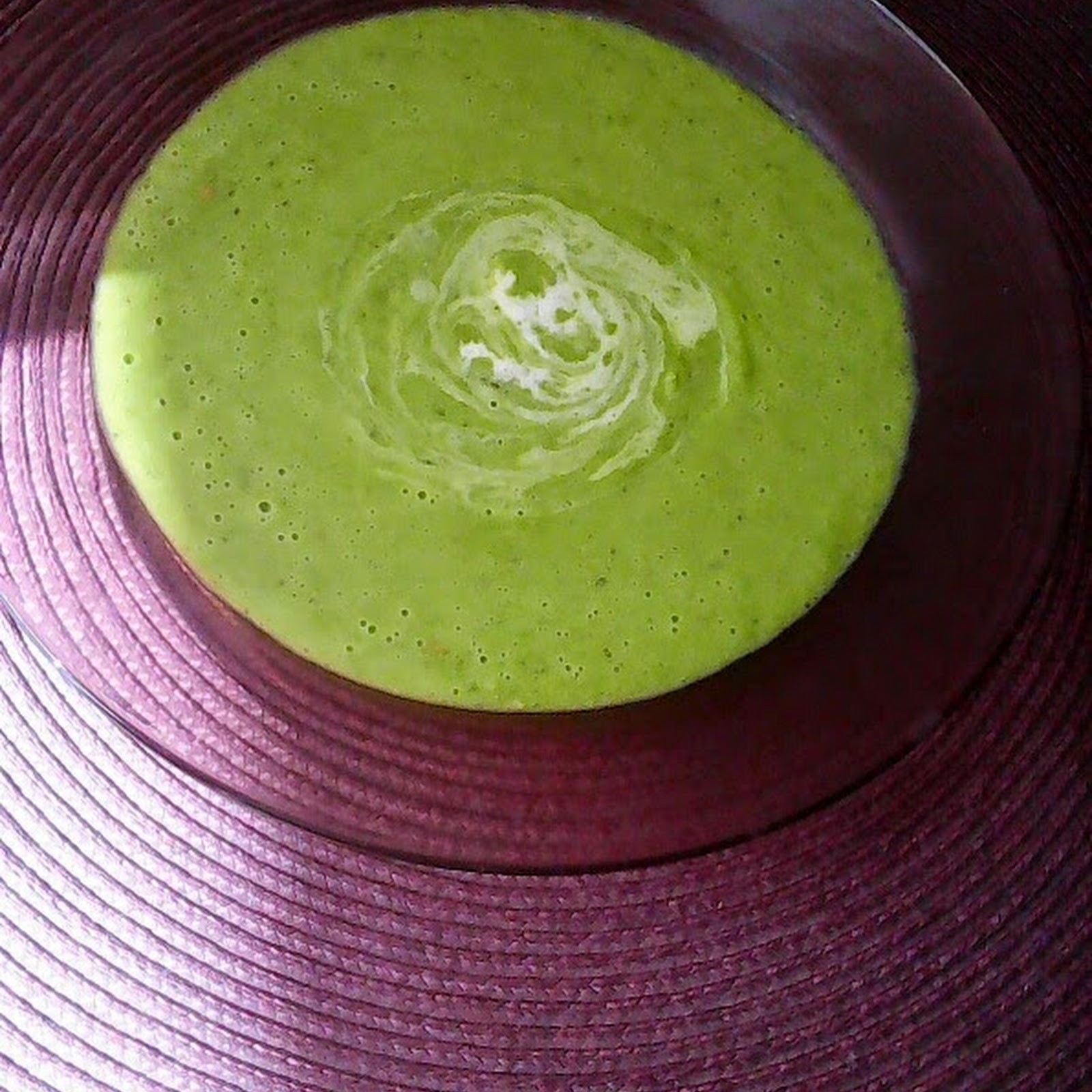Krem z zielonego groszku z mozarellą