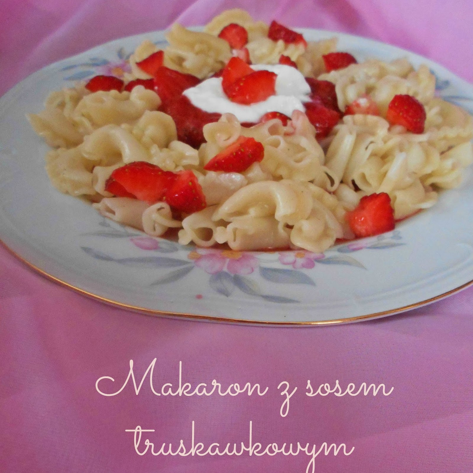 Makaron z sosem truskawkowym