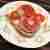 Kanapka z serem, kiełbasą i pomidorem
