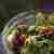 Truskawkowa sałatka z rukolą, ziarnami i miodowo-bazyliowo-miętowym sosem