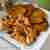 Placuszki batatowo-ziemniaczane i gulasz z piersi indyka z ananasem, żurawiną i orzeszkami ziemnymi