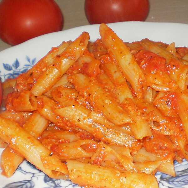 Makaron a'la włoska pasta-z sosem pomidorowym i serem