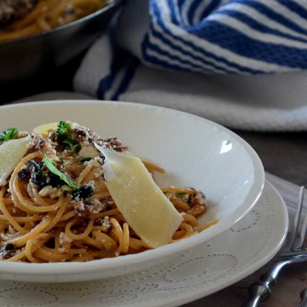 Spaghetti z pieczoną ricottą i kiełkami soczewicy. BLW