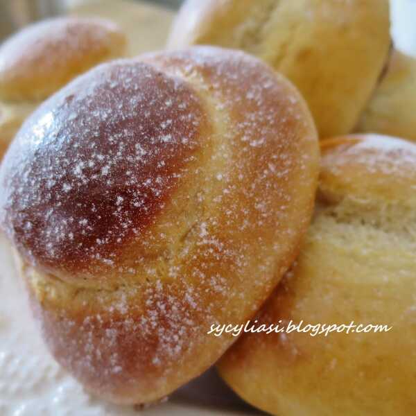 BRIOCHE COL TUPPO - BUŁECZKI DROŻDŻOWE Z PRZYKRYWKĄ