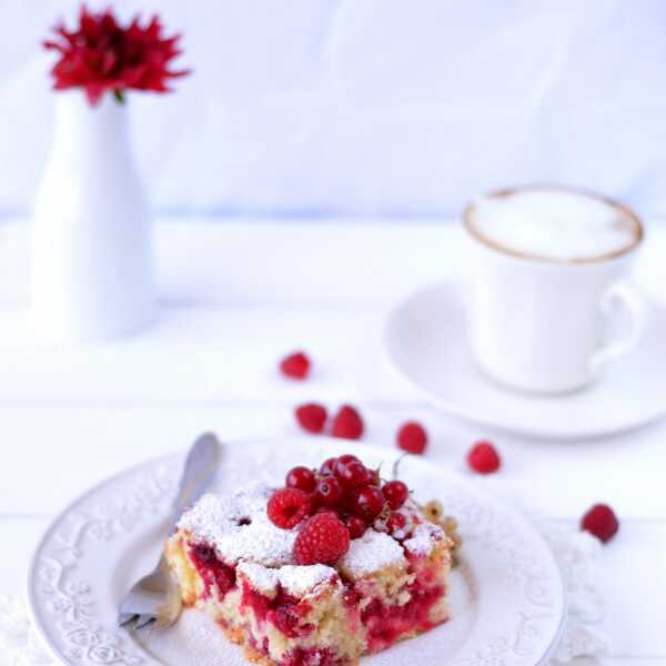 Ciasto biszkoptowe z maliną i czerwoną porzeczką