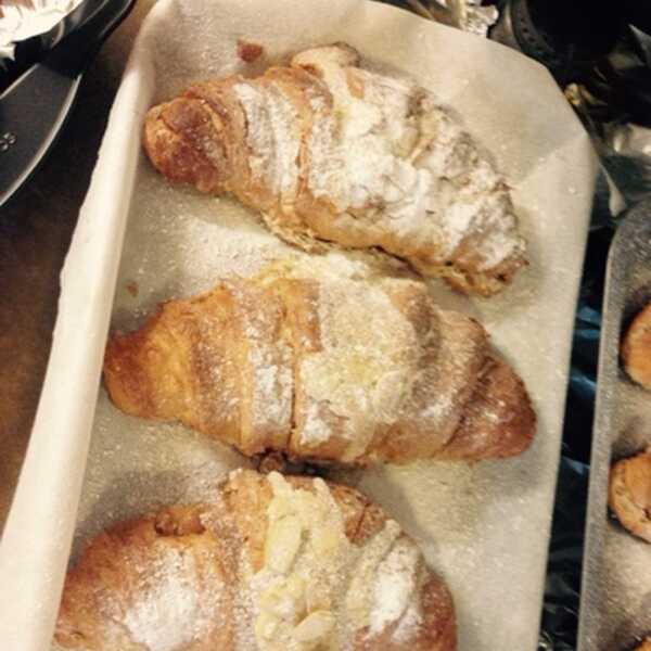 Almonds croissants