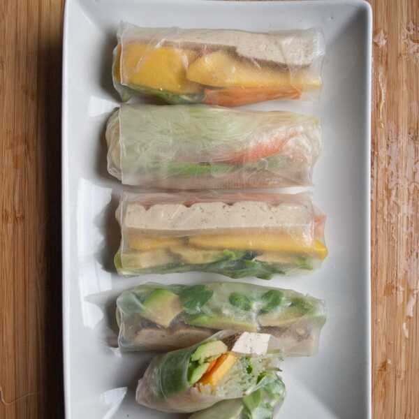 Spring rolls z tofu, mango i awokado
