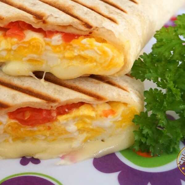 Grillowana tortilla z jajecznicą, żółtym serem i pomidorami