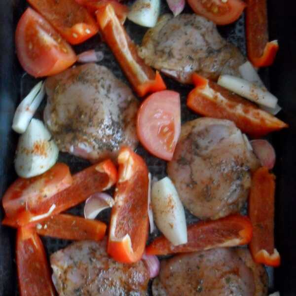 Kurczak pieczony z papryką i pomidorami według Jamiego Olivera