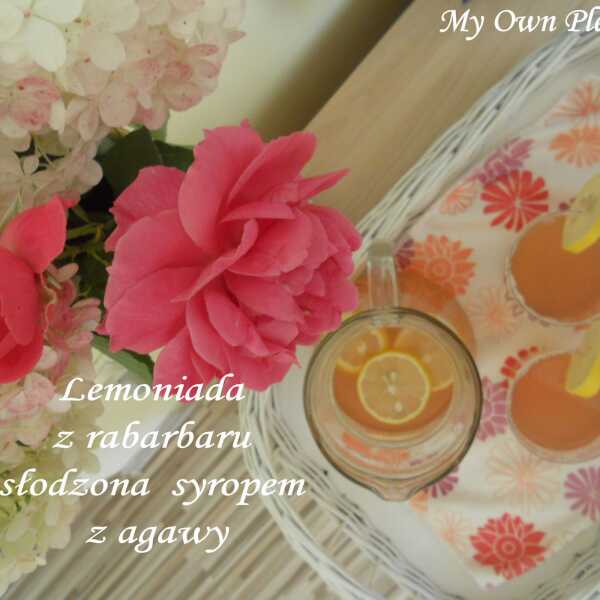 Lemoniada z rabarbaru słodzona syropem z agawy
