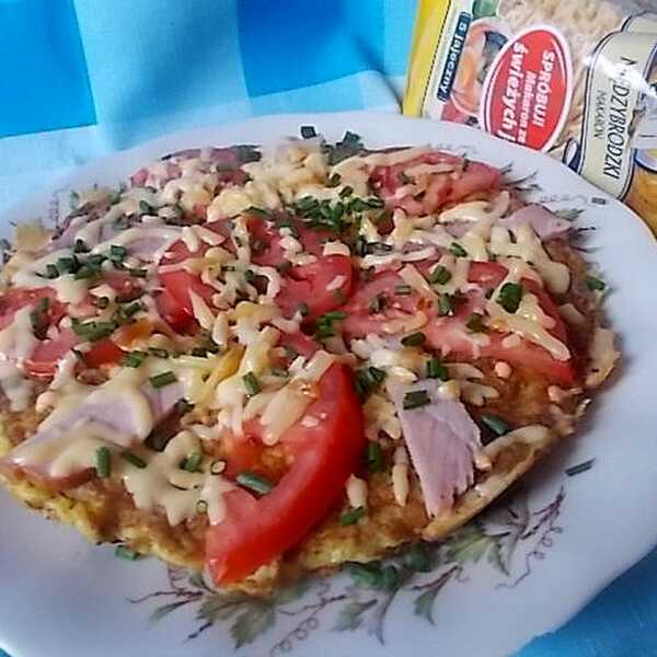 Makaron, jajka i dodatki czyli wypasiony omlet.