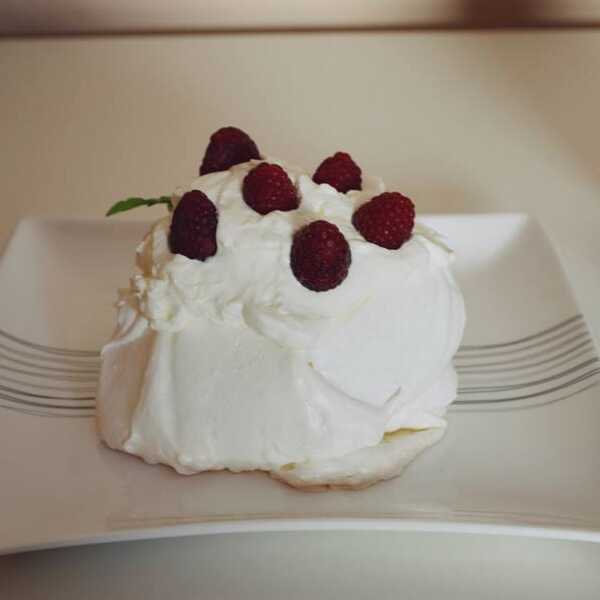 Mini Pavlova z owocami 