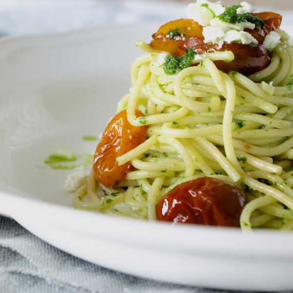 Spaghetti z karmelizowanymi pomidorami koktajlowymi, pesto z jarmużu i fetą...